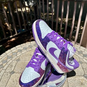 K&ouml;nnte beinhalten: Eine wei&szlig;e Keramik-Tasse mit schwarzem Henkel und dem Text "But First, Coffee" in handschriftlichem Stil. Die Tasse steht auf einer wei&szlig;en Oberfl&auml;che. Die Tasse ist etwa 10 cm hoch.