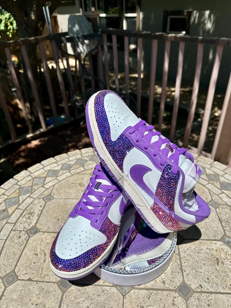 K&ouml;nnte beinhalten: Eine wei&szlig;e Keramik-Tasse mit schwarzem Henkel und dem Text "But First, Coffee" in handschriftlichem Stil. Die Tasse steht auf einer wei&szlig;en Oberfl&auml;che. Die Tasse ist etwa 10 cm hoch.