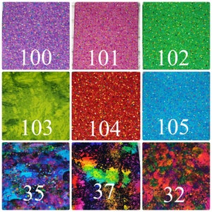 K&ouml;nnte beinhalten: Neun Stoffmuster mit verschiedenen Mustern und Farben. Die Muster zeigen violette, rosa, gr&uuml;ne, rote und blaue Hintergr&uuml;nde mit gesprenkelten und abstrakten Designs. Jedes Muster hat eine wei&szlig;e Nummer.