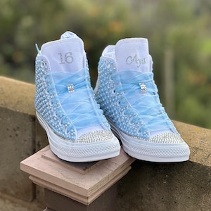 Custom Bling Converse: bruidsschoenen met parels en strassteentjes