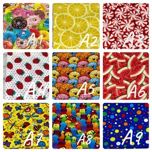 K&ouml;nnte beinhalten: Neun Stoffmuster mit farbenfrohen Mustern. Die Muster umfassen Donuts, Zitronenscheiben, Pfefferminzbonbons, Erdbeeren, Donuts, Wassermelonenscheiben, K&auml;fer, bunte Hunde und Polka Dots. Jedes Muster ist mit einem Buchstaben und einer Zahl gekennzeichnet.