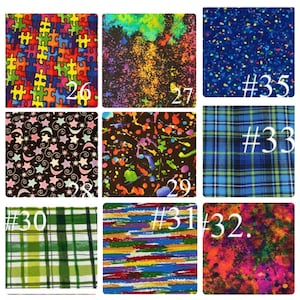 K&ouml;nnte beinhalten: Neun Stoffmuster mit verschiedenen Mustern und Farben. Die Muster umfassen farbenfrohe Puzzleteile, Farbspritzer, Sterne und Monde, Karomuster und abstrakte Streifen. Jedes Muster hat eine Nummer von 26 bis 35.