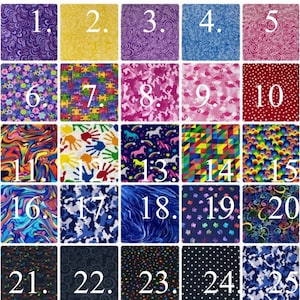 K&ouml;nnte beinhalten: Eine Auswahl an Stoffmustern mit verschiedenen Designs. Die Muster reichen von Wirbelmustern und Blumenprints bis hin zu geometrischen Formen und Tiermotiven. Die Farbpalette umfasst leuchtende Blau- und Rosat&ouml;ne sowie ged&auml;mpftere Farbt&ouml;ne.