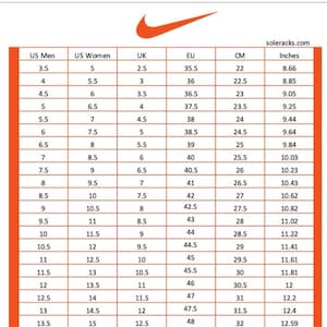 K&ouml;nnte beinhalten: Eine Schuhgr&ouml;&szlig;entabelle mit dem Nike-Logo oben. Die Tabelle listet Gr&ouml;&szlig;en f&uuml;r US-M&auml;nner, US-Frauen, UK, EU, CM und Zoll auf. Die Tabelle enth&auml;lt Gr&ouml;&szlig;en von US-Herren 3,5 bis 13,5 mit entsprechenden Ma&szlig;en in Zentimetern und Zoll.