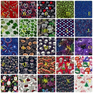 K&ouml;nnte beinhalten: Ein Raster von Stoffmustern mit verschiedenen Designs. Designs umfassen Tiermuster, Herzen, Kleebl&auml;tter, Sterne, Totenk&ouml;pfe, Halloween-Motive, Katzen, Truth&auml;hne, Hunde, Schneem&auml;nner, Gnome, karierte Hunde, Schneeflocken, Lichterketten und Flamingos.