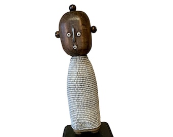 Namji vruchtbaarheidspop witte kralen, houten kunst Kameroen, Afrikaans decor met kralen (16 cm)