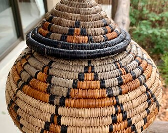 ズールー族の伝統的な蓋付きバスケット 26 cm 10.3インチ、ウカンバ蓋