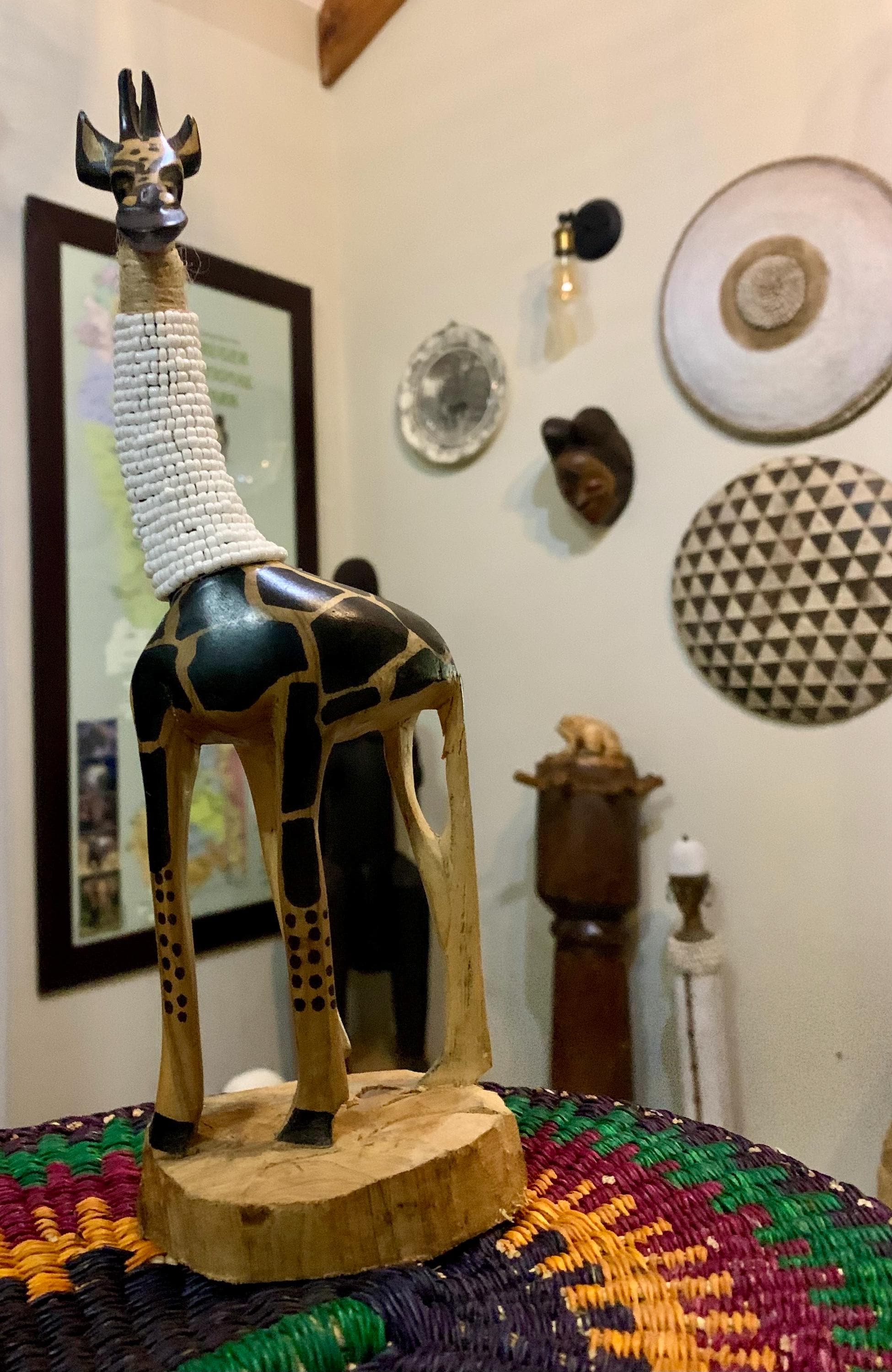 ビーズ飾りの首を持つ木製の手彫りキリン、高さ27cm（10.6インチ