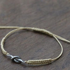 Pulseira trançada com nó, feita com material reciclado de armadilhas de pesca, arame de armadilha prateado, pulseira de arame reciclado, joia de conservação.