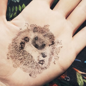 Tatuaje temporal HEDGEHOG, tatuaje de erizo, regalo de erizo, tatuaje temporal negro, tatuaje falso, tatuaje de animal, dibujo de artista, idea de regalo.