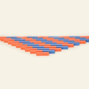 Pu&ograve; includere: Un set di bacchette di conteggio in legno disposte a forma di triangolo. Le bacchette sono di colore alternato blu e arancione.
