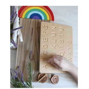Placa de madeira para traçar, alfabeto impresso, placa de traçar, escrita, aprendizagem, Montessori, placas de dedo, letras maiúsculas, Waldorf, volta às aulas
