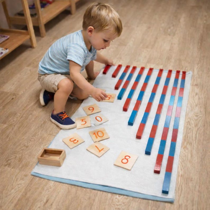 Bastoni numerici Montessori con carte numeriche, bastoncini numerici blu e rossi per la scuola materna, materiale matematico per l'istruzione domiciliare, supporto Waldorf per bastoncini matematici immagine 1