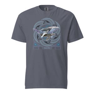 Könnte beinhalten: Graues T-Shirt mit einer detaillierten Illustration von zwei Buckelwalen in einem dekorativen kreisförmigen Design. Die Wale sind in Grau- und Blautönen dargestellt, mit dem Text "Humpback Whale" darunter.