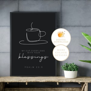 Może przedstawiać: Czarno-biała, drukowana grafika ścienna z rysunkiem filiżanki kawy i tekstem "Moja filiżanka przepełnia się twoimi błogosławieństwami, Psalm 23:5".