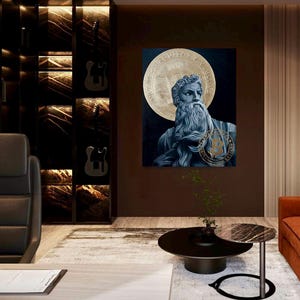 Op de afbeelding: Een schilderij van een man met een lange baard, met een gouden munt achter hem. De munt heeft de woorden "Veritas" en "Equitas" erop. Het schilderij hangt aan een bruine muur in een kamer met een zwarte leren stoel en een zwart-wit marmeren salontafel.