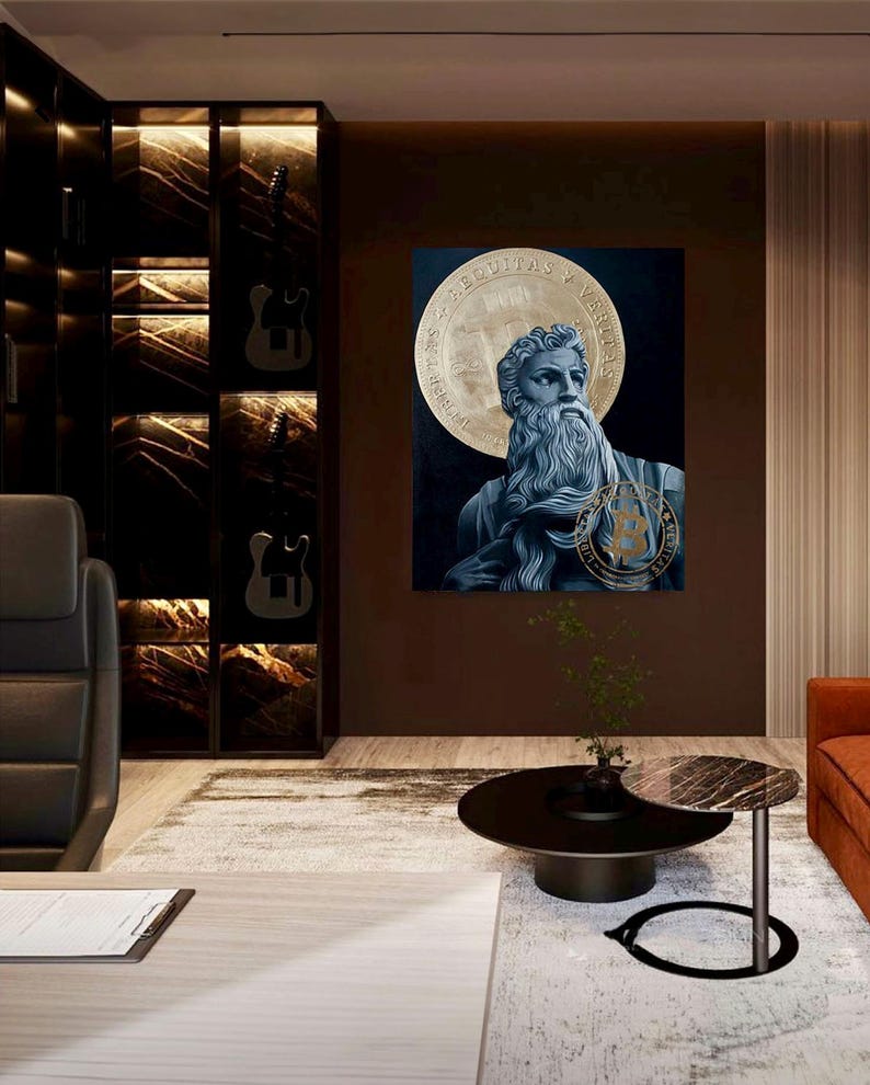 Op de afbeelding: Een schilderij van een man met een lange baard, met een gouden munt achter hem. De munt heeft de woorden "Veritas" en "Equitas" erop. Het schilderij hangt aan een bruine muur in een kamer met een zwarte leren stoel en een zwart-wit marmeren salontafel.