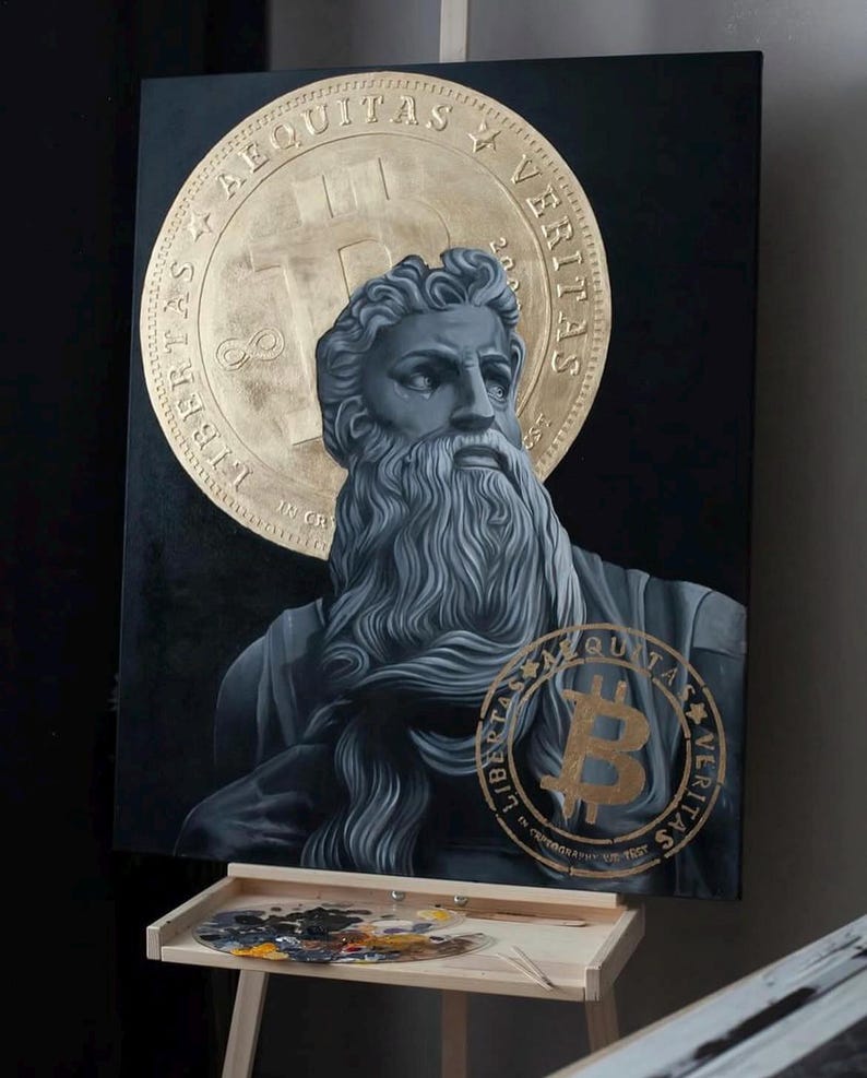 Op de afbeelding: Een schilderij van een man met een lange baard en golvend haar, met een gouden munt met het Bitcoin-symbool en de woorden "LIBERTAS &AElig;QUITAS VERITAS" erachter. De munt is ook zichtbaar in de rechterbenedenhoek van het schilderij.