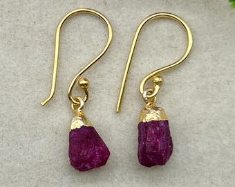 Opvallende | Natuurlijke bergrobijn oorbellen | Ruwe, gegalvaniseerde hanger | Verfijnde edelsteen sieraden | Ruwe robijn oorbellen | Handgemaakte oorbellen met vintage uitstraling
