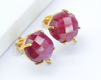 Pendientes de rubí natural, pendientes de gemas, pendientes con engaste de garras, pendientes hechos a mano, pendientes redondos de rubí, pendientes pequeños, regalo de joyería de rubí