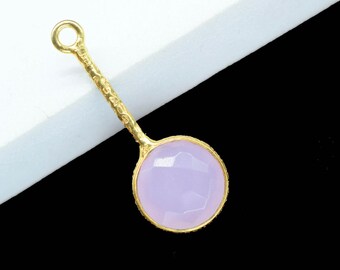 Peut inclure: Un pendentif en or avec une tige texturée et une pierre précieuse ronde de couleur violet clair.