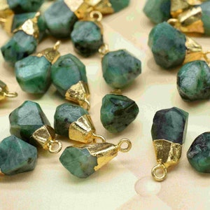 天然エメラルド原石ペンダント、宝石ペンダントジュエリー、エメラルド原石電気メッキ誕生石チャーム、エメラルドペンダントコネクタジュエリー、ギフト