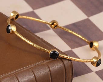 Svart onyxarmband, förgyllt. Cirkelarmband, Enkelt vardagsarmband, halvädelstensarmband, Handgjort armband, Hooparmband, Matt armband, Present till henne