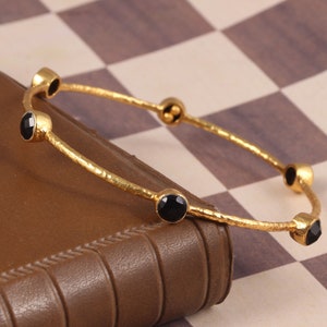Schwarzer Onyx-Armreif, vergoldet. Runder Armreif, schlichter Alltags-Armreif, Halbedelstein-Armreif, handgefertigter Armreif, Creolen-Armreif, matter Armreif, Geschenk für sie