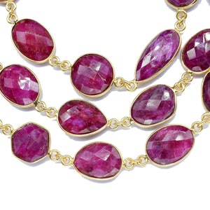 Puede incluir: Un collar de múltiples hilos con grandes piedras preciosas de rubí facetadas engastadas en oro.