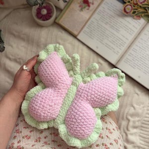 Patrón de ganchillo en PDF para mini almohada de mariposa. Cojín de mariposa amigurumi. Almohada de ganchillo de peluche. Bonita decoración para la habitación del bebé. Idea de regalo DIY. Hecho a mano.