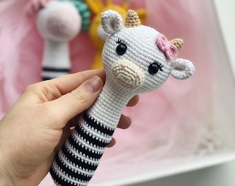 Patrón de sonajero de vaca a crochet: Juguete amigurumi para bebé (Patrón  PDF)