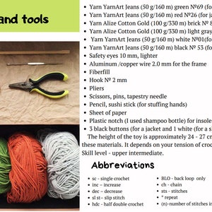 Puede incluir: Materiales y herramientas para tejer un juguete. La imagen muestra hilo de varios colores, incluyendo verde, rojo, blanco y naranja. Otras herramientas incluyen un gancho de ganchillo, tijeras, alicates, una aguja de tapicer&iacute;a, un palo de sushi y ojos de seguridad. El texto en la p&aacute;gina incluye instrucciones para tejer el juguete y abreviaturas para los puntos de ganchillo.