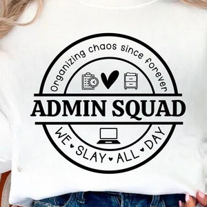 Könnte beinhalten: Weißer Pullover mit einem schwarzen Kreis-Motiv, auf dem "Chaos organisieren seit Ewigkeiten" mit Symbolen für eine Uhr, ein Herz und einen Aktenschrank steht. Das Motiv sagt auch "Admin Squad" und "We slay all day".