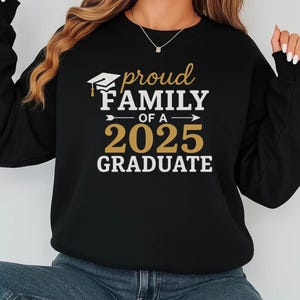 Stolze Familie graduierte 2025 SVG: College-Abschluss-Shirt Design (PNG)