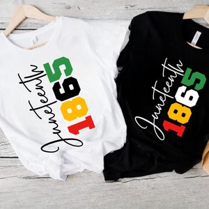 Può includere: Due magliette con il testo "Juneteenth 1865" in lettere bianche e nere. I numeri sono in rosso, giallo, verde e nero. Una maglietta è bianca e l'altra è nera.