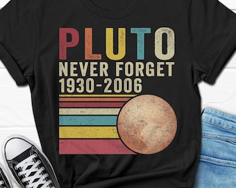 Pluto Never Forget Retro Style T-shirt, Funny Dwarf Planet Tee, Outer Space Gift for Men and Women, Vintage Solar System Humor Tee Shirt