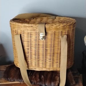 Vintage Fishing Creel Basket with Lid & Canvas Straps - Tan Woven Lidded Wicker Travel Basket: Picnic, Fishing, Foraging, Gardening