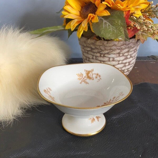 Vintage Limoges porseleinen voetstuk Candy Dish - Gold & White Footed Trinket Dish - Limoges, Frankrijk - stopgezette vervangingen