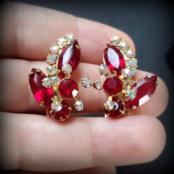 Vintage red rhinestone clip on earrings, gold ton… - image 3