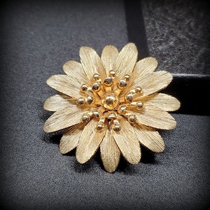 Vintage Napier gold flower brooch, cottagecore  1 5/8'' floral pin