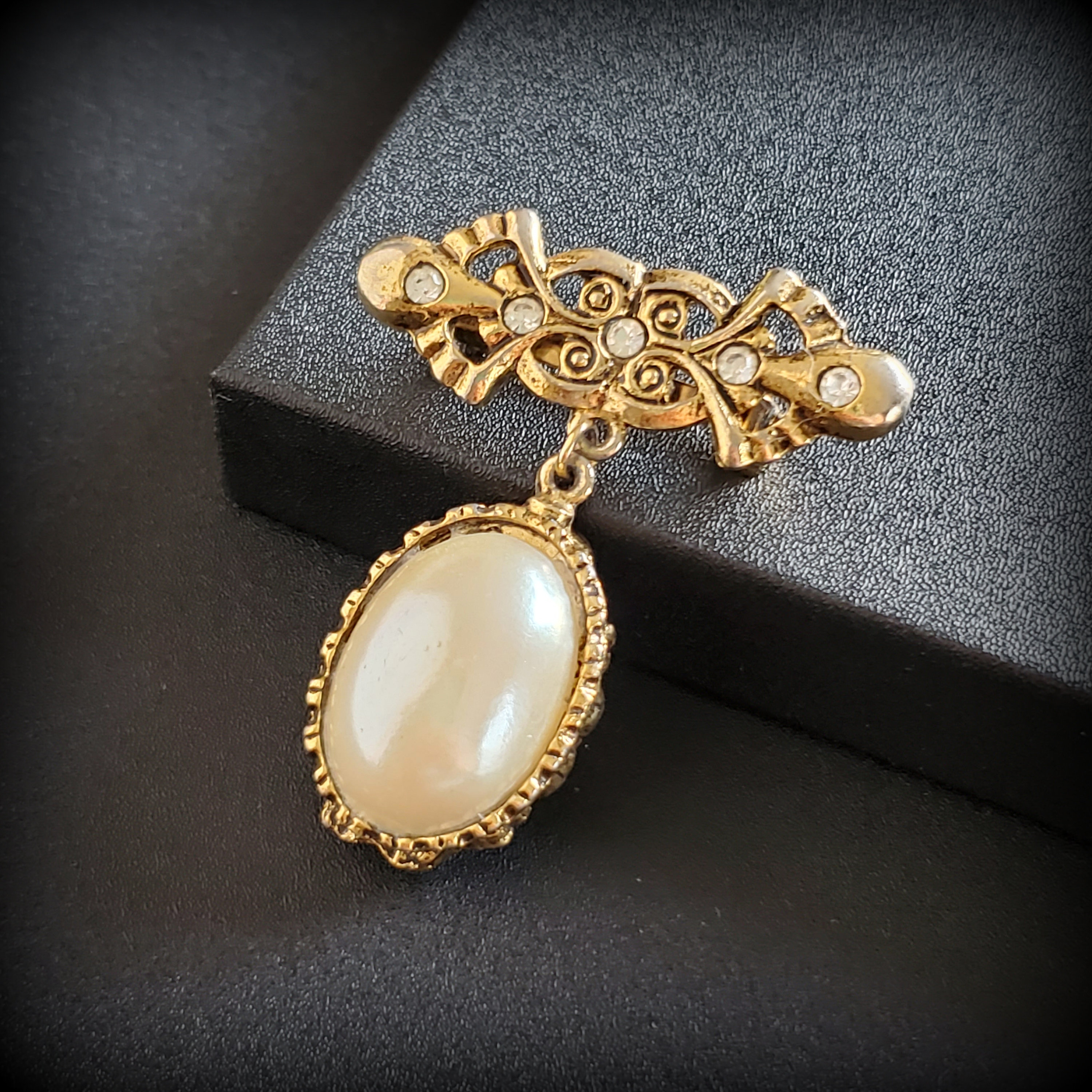 フォクシーのブローチ ´´ Pearl Drop ´´