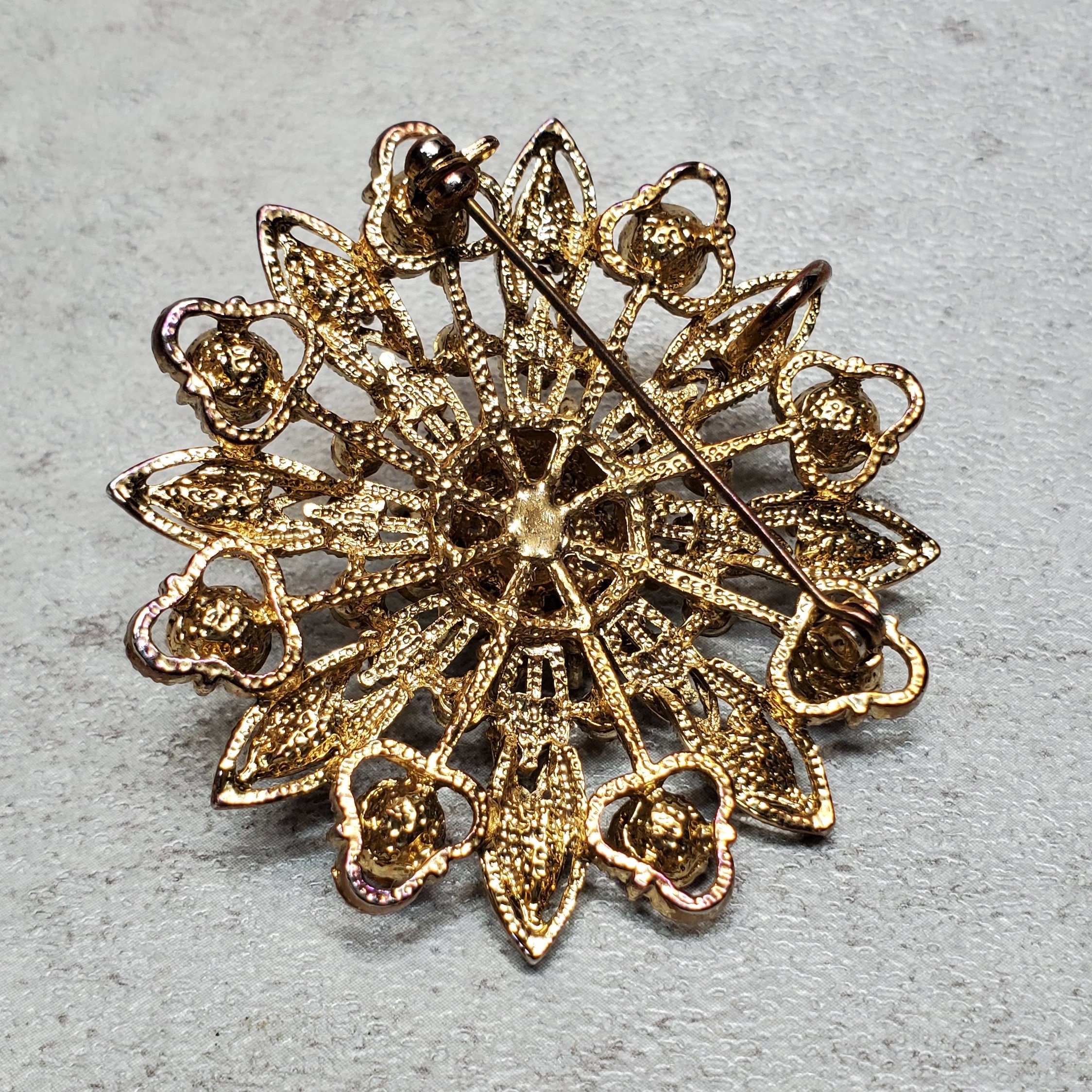 Broche Rétro Signée - Motif Fleur En Relief Avec Cristaux Boréalis Couleur Argent - Réf. 4730