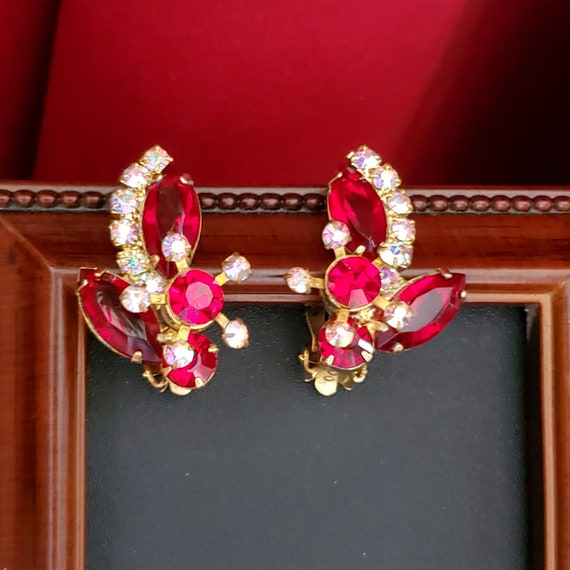 Vintage red rhinestone clip on earrings, gold ton… - image 9