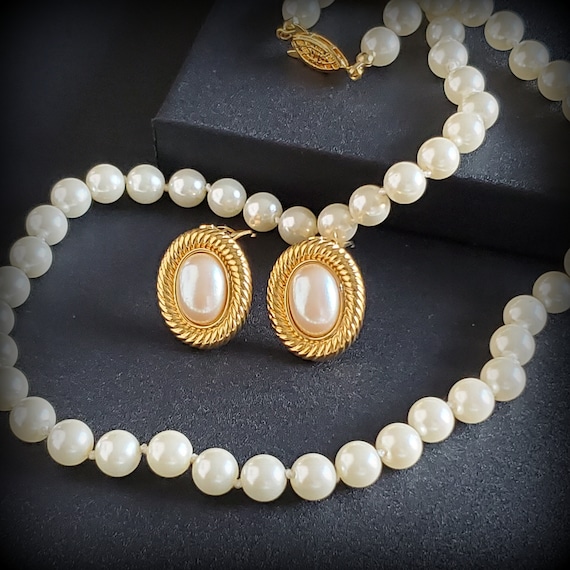 Vintage Sarah Coventry oval pearl clip on earring… - image 2