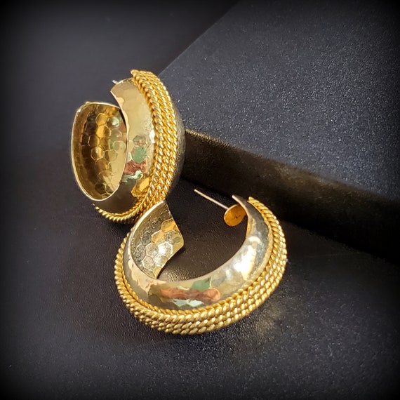 Vintage gold hoop earrings,  huggie earrings 1 in… - image 4