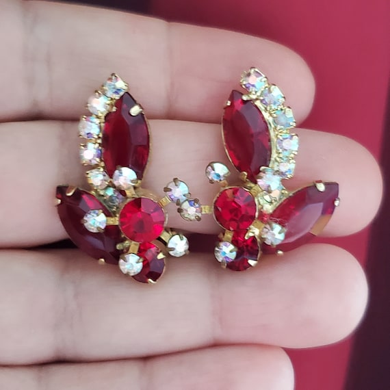 Vintage red rhinestone clip on earrings, gold ton… - image 10