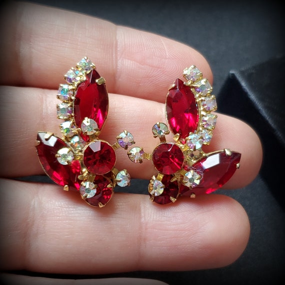 Vintage red rhinestone clip on earrings, gold ton… - image 5