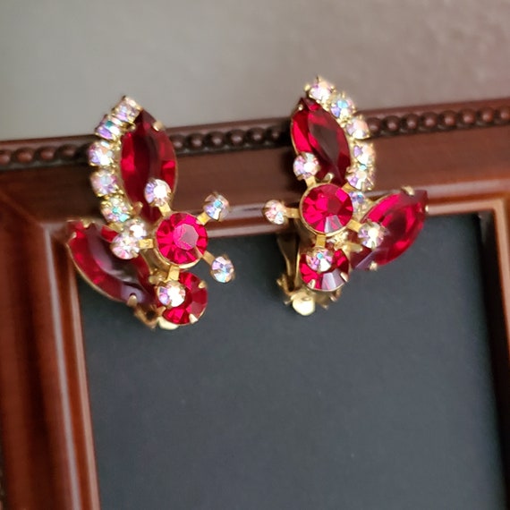 Vintage red rhinestone clip on earrings, gold ton… - image 8