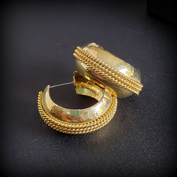 Vintage gold hoop earrings,  huggie earrings 1 in… - image 6