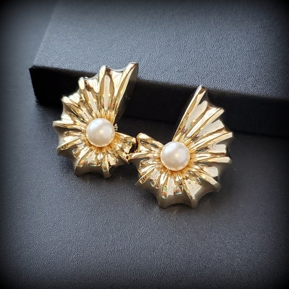 Vintage Extra large white pearl clip on earrings,… - image 2